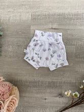 Load image into Gallery viewer, Spring blooms - Harerm cuffed shorts
